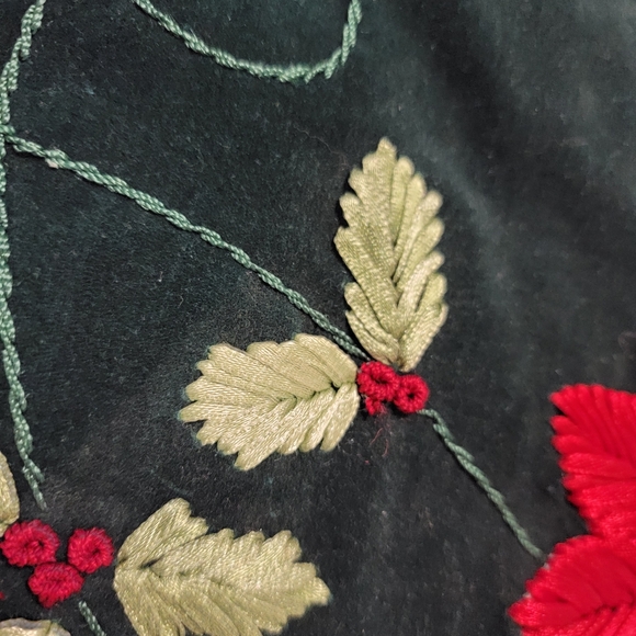 Christmas Tree Skirt Red & Green Velvet 46" w/Poinsettia & Holly Leaves/Berries - Picture 3 of 7